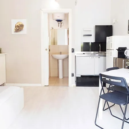 Smart Station Apartment *